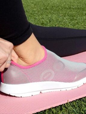 Oofos OOmg Women 9 Sport Sneaker Lightweight Recovery Slip On Shoes Pink